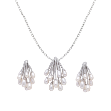 Luxurious Cascading Pearl Drop Pendant Set